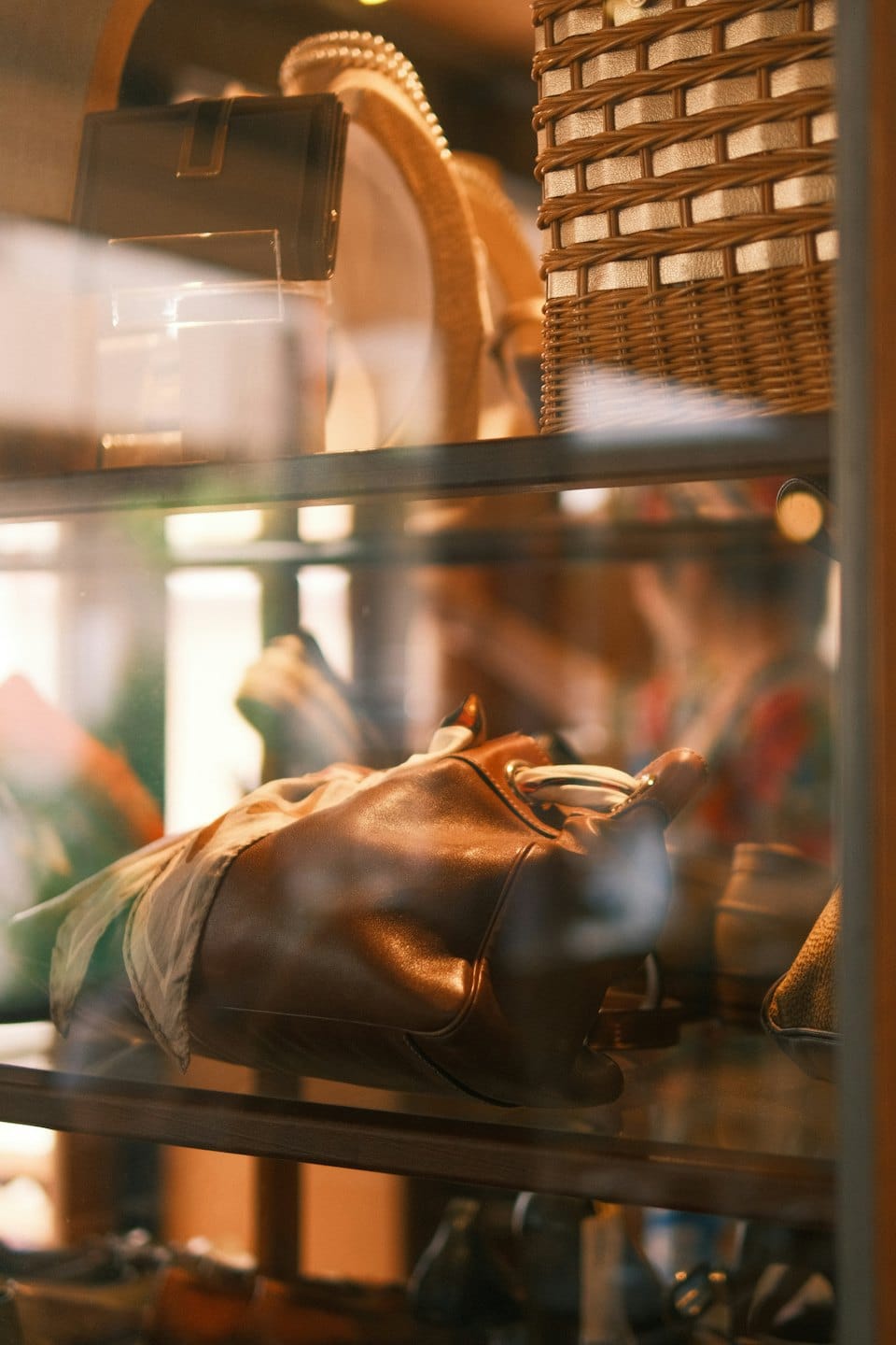 Ledertasche und Schal im Schaufenster ausgestellt.